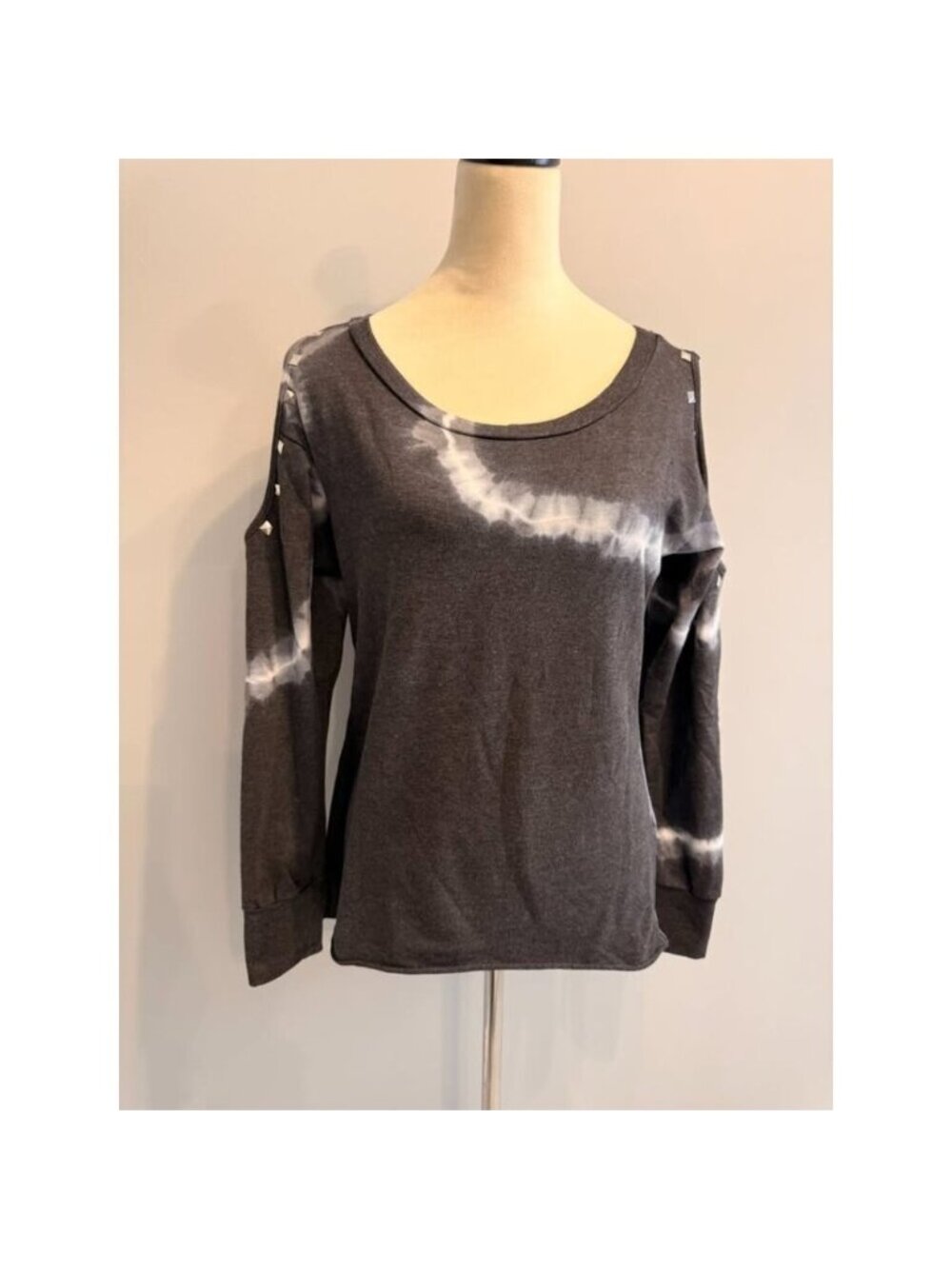 New Vintage Havana women's medium gray/white tie-dye stud cold shoulder sweater